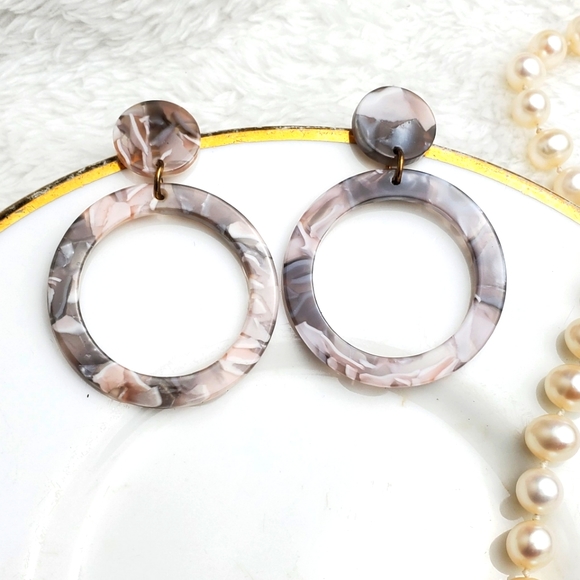 💫5/$25 Stunning Gray Marble Earrings - Picture 1 of 4